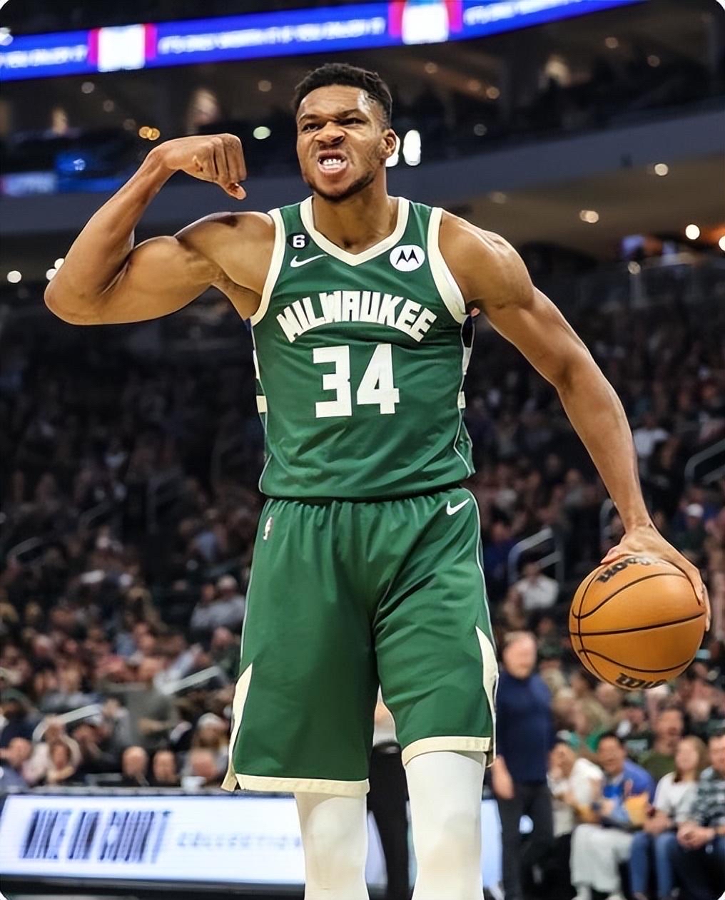 跟队：麦迪逊赛后拄拐穿过混合采访区，神情十分沮丧（随队报道：麦迪逊赛后拄拐经过混采区，神情低落）