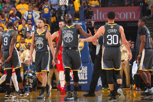 成都蓉城教练组现场观战中韩战，徐正源、金亨镒在场（成都蓉城教练组到场观战中韩大战，徐正源与金亨镒现身）