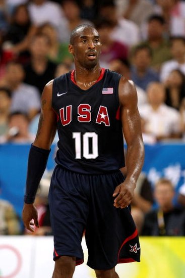 欧文突破防守造成杀伤球成功（欧文强突防线造犯规并打成）