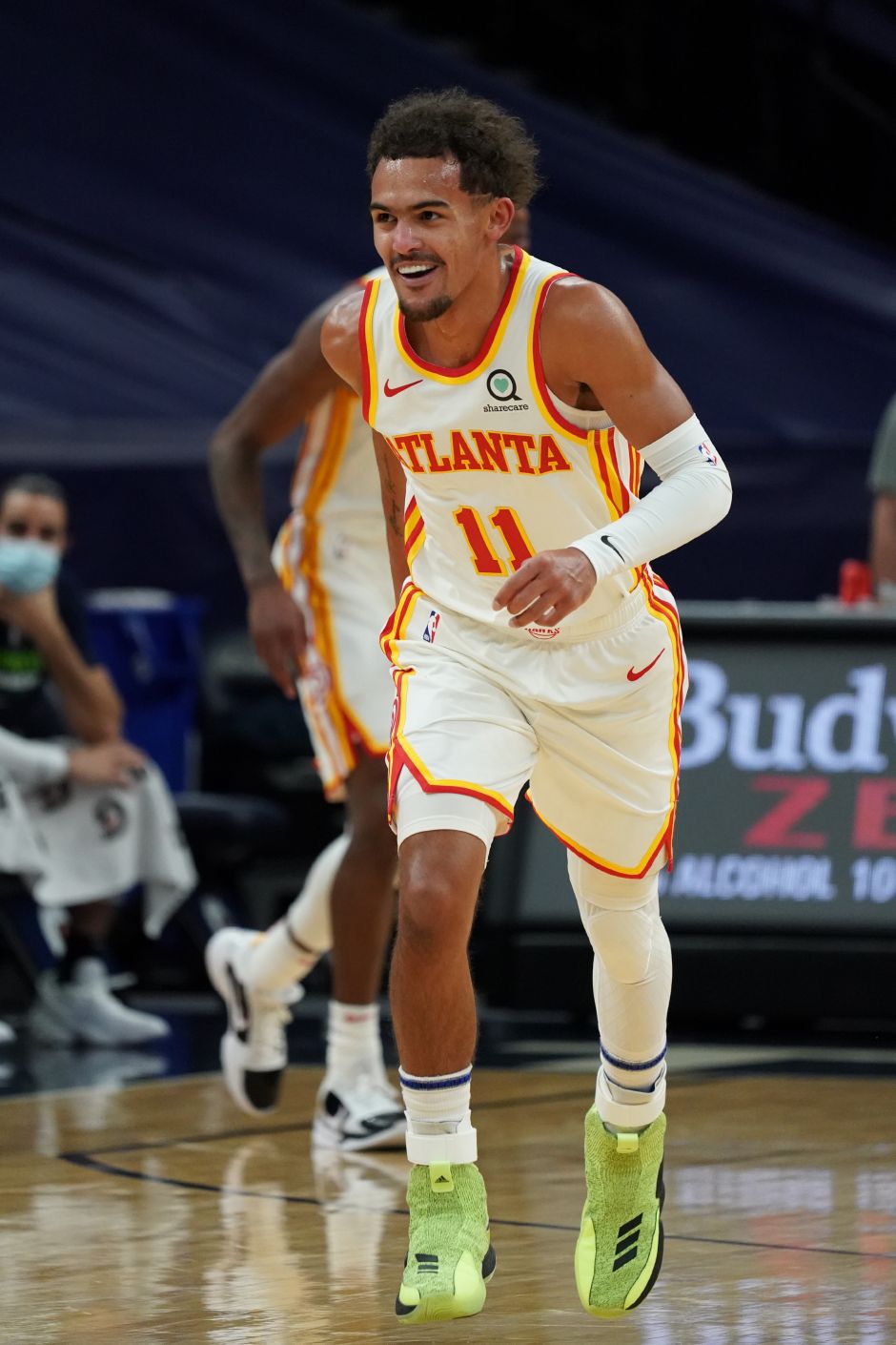 土超比赛双方在禁区里打架，裁判未吹停比赛导致主队打入空门（土超禁区内爆发冲突，裁判未鸣哨，主队趁机打进空门）