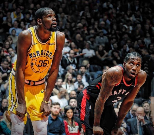 维尼修斯和阿森纳U16球员合影，2米法国门将抢镜（维尼修斯与阿森纳U16合照，2米法国门将成焦点）