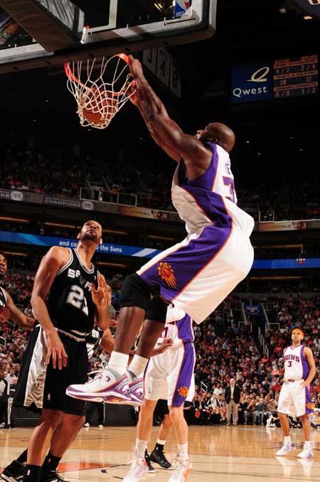 湖人浓眉哥篮下统治力助球队获胜（浓眉内线统治，助湖人取胜）